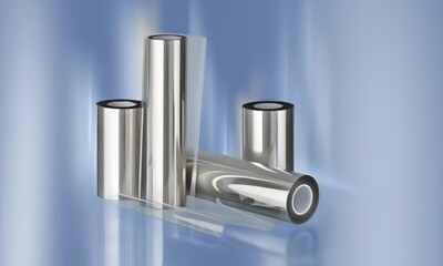 Eine Reihe von Membranen für Redox-Flow-Batterien vor einem glatten, blauen Hintergrund mit Farbverlauf.