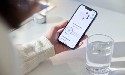 Frau mit geöffneter BWT App am Handy