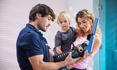 Installateur, Frau, Kind und BWT E1 Einhebelfilter